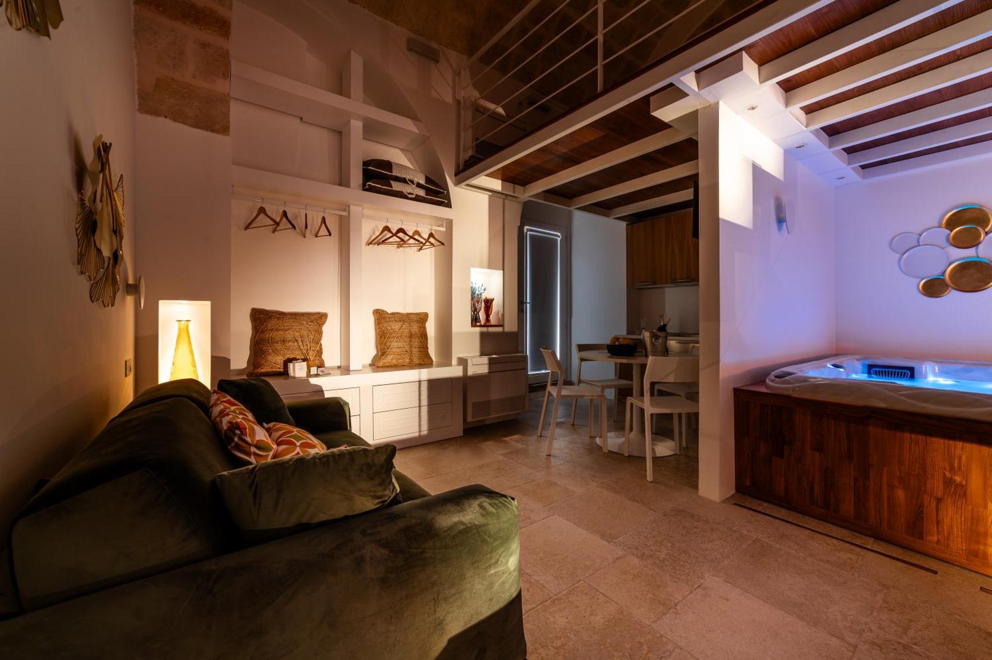 Old Court Luxury Suite&Spa By Monholiday Монополи Екстериор снимка