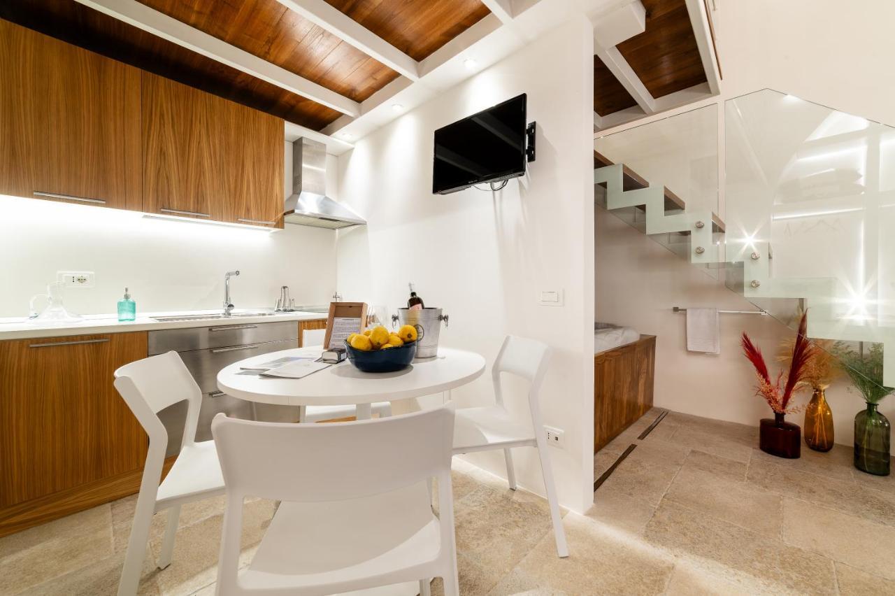 Old Court Luxury Suite&Spa By Monholiday Монополи Екстериор снимка